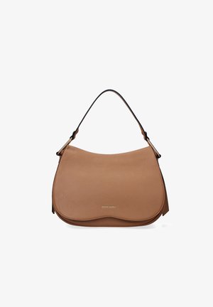 Sac à épaule en cuir tan avec une silhouette courbée, surface texturée, bord noir et un accent doré sur la sangle.