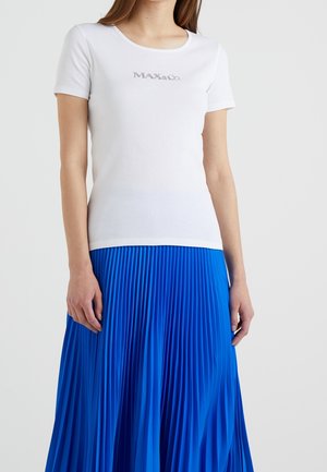 Wit nauwsluitend t-shirt met korte mouwen en een ronde hals, met "MAX&Co." in zilver geborduurd. Gecombineerd met een blauwe geplooide rok.