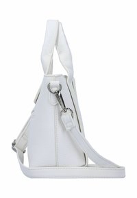 Sac à main en cuir blanc avec une surface texturée, de forme triangulaire, deux poignées courtes et une bandoulière amovible. Présente des accents en matériel argenté.