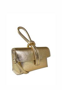 Pochette en métal doré avec une texture lisse, rabat pliable et une anse nouée. Comprend une bandoulière amovible.