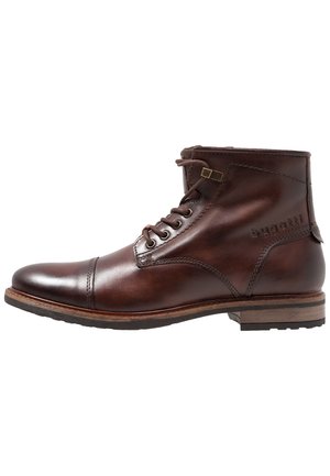 Bottine en cuir marron à lacets avec bout renforcé, nom de la marque embossé sur le côté, et talon en bois empilé sur fond blanc.