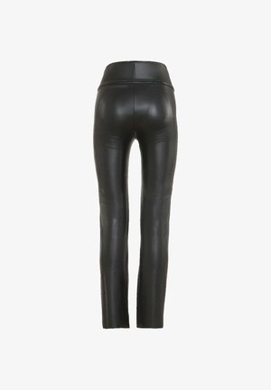 Schwarze Leggings aus Kunstleder mit enganliegendem Design, glatter Textur und Nahtdetails, ausgestattet mit einem elastischen Bund und geradem Bein.