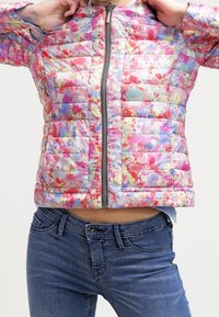 Quiltad blommig puffjacka i flerfärgade pastellnyanser, med dragkedja fram och sidofickor, tillverkad av lätt syntetmaterial.