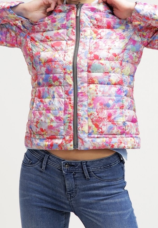 Quiltad blommig puffjacka i flerfärgade pastellnyanser, med dragkedja fram och sidofickor, tillverkad av lätt syntetmaterial.