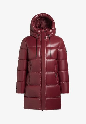Burgundowa kurtka puchowa o błyszczącej powierzchni, z oversize'owym kapturem, zapięciem na zamek błyskawiczny oraz dwoma bocznymi kieszeniami. Posiada elastyczne sznurki do regulacji.