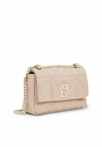 Sac à bandoulière en cuir matelassé beige avec une bandoulière chaîne dorée et un fermoir logo double-B doré sur le rabat avant.