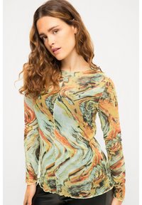 Langärmliges Oberteil mit einem wellenförmigen Muster in Grün, Orange und Beige, aus einem strukturierten, durchsichtigen Material und einem gezackten Saum.