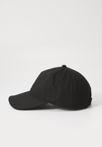 Černá baseballová čepice s flexibilním kšiltem, vyrobená z látky, s vyšíváním a knoflíkem nahoře. Jednoduchý, nezdobený design.