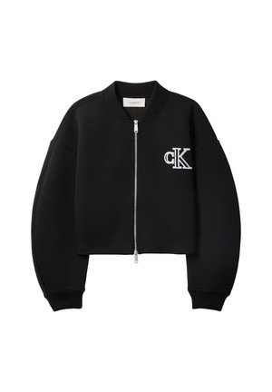 Schwarze, kurz geschnittene Reißverschlussjacke mit geripptem Kragen und Bündchen, mit weißem "cK" Logo auf der linken Brust.