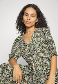 ONLY Petite ONLFREDERIKKE V NECK BELT DRESS  - Vestido de dia - cloud dancer