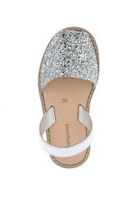 Parte superiore argentata glitterata con una superficie texturizzata, cinturino in pelle bianca e una suola marrone naturale. Taglia contrassegnata come 30.