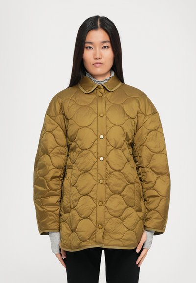 Gepolsterte olivgrüne Jacke mit runden Mustern, Druckknöpfen und einem kleinen Kragen. Verfügt über weite Ärmel und eine weiche Textur.