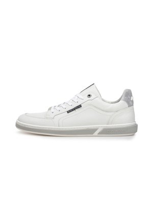 Witte leren sneaker met een fijne afwerking, grijze suède accenten bij de hiel en een gestructureerde rubberen zool. Vetersluiting met minimale branding.