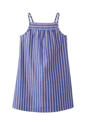 Robe bleue sans manches avec fines rayures verticales roses et fines bretelles, ample avec tissu froncé sous le décolleté.