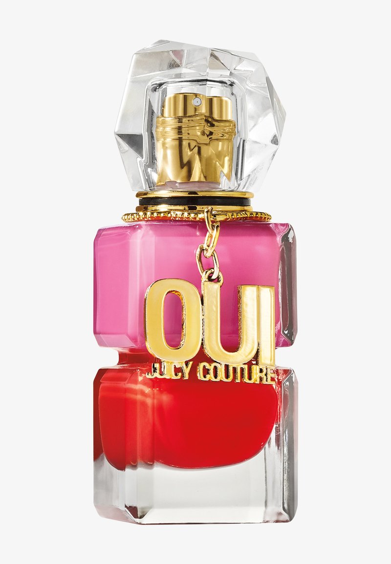 Flacon de parfum rectangulaire avec bouchon translucide facetté, corps en verre rose et rouge, et chaine dorée avec un pendentif "OUI JUICY COUTURE".