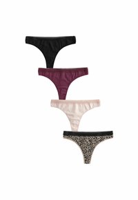 Quatre paires de culottes string pour femmes : noir, bordeaux, rose pâle et imprimé léopard. Chacune est ornée d'une bordure en dentelle et possède une texture de tissu douce.