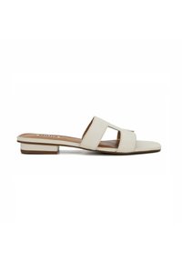 Open-toe slide sandaal in wit leer, met twee brede banden met uitsparingen. Lage blokhak met een gladde afwerking.