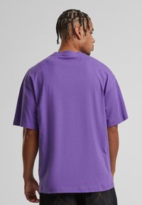 Homeboy FULLY CHARGED  - Trükipildiga T-särk - lilac