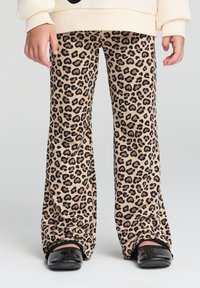Pantaloni a palazzo con stampa leopardata in beige e dettagli neri. Tessuto morbido, con un audace motivo a cuore intervallato da macchie di leopardo.