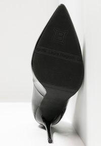 Laura Biagiotti Decolleté - black