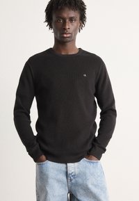 Calvin Klein WAFFLE TEXTURE SWEATER - Pulover - black