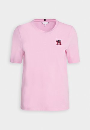 Rosa Baumwoll-T-Shirt mit rundem Halsausschnitt, kurzen Ärmeln und einem kleinen, in Rot und Marineblau gestickten Logo auf der linken Brust.