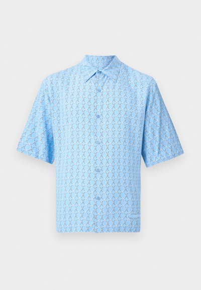 Ανοιχτό μπλε κοντομάνικο πουκάμισο με λευκό και σκούρο μπλε γεωμετρικό σχέδιο αλυσίδας και μυτερό γιακά.