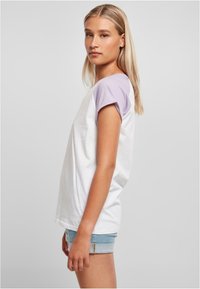 Urban Classics CONTRAST RAGLAN - Trükipildiga T-särk - white lilac