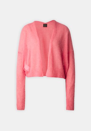 Korte cardigan in felroze, gemaakt van zacht, gestructureerd materiaal. Het heeft lange mouwen en een open voorkant zonder sluitingen.