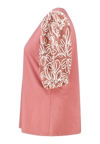 Roze top met korte mouwen, voorzien van een textuur van crèmekleurige kant op de vloeiende mouwen. Casual ontwerp met een losse pasvorm en ronde halslijn.