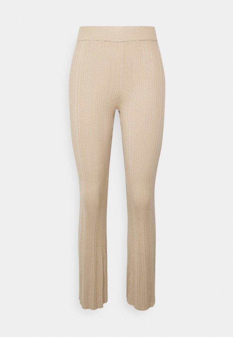 Calças flare de malha canelada em bege com cintura elástica, apresentando linhas verticais e uma textura suave em todo o tecido.