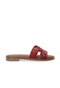 Røde læderslide-sandaler med to firkantede udsparinger, accentueret af gyldne spænder. Flad brun sål med synlig detalje. Casual, åben design.