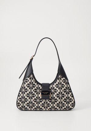 Sac à main à motif floral noir et crème avec une forme incurvée, des accents en cuir et une plaque logo dorée à l'avant.