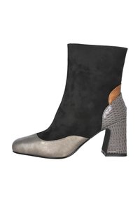 Botín con un elegante cuerpo de ante negro, punta de metal plateado y un tacón gris texturizado con un patrón de cocodrilo sintético; detalle en marrón.
