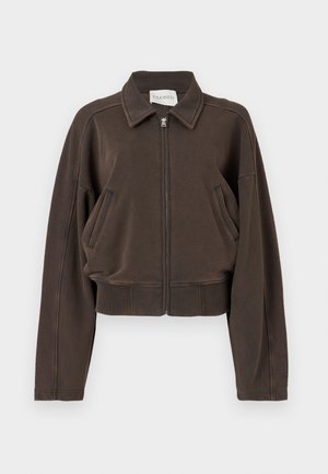 Veste courte marron en tissu doux, dotée d'une fermeture zippée intégrale, d'un col pointu, de poches latérales et de poignets et ourlet côtelés.