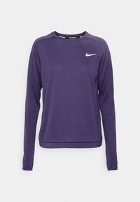 Lila langärmliges Sportoberteil aus glattem Stoff. Mit rundem Halsausschnitt, lockerer Passform und einem weißen Nike-Logo auf der Brust.