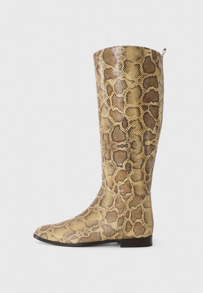 Bottes jusqu'aux genoux avec un design en imprimé serpent et un motif texturé marron doré, présentant une semelle plate et une discrète languette en haut.