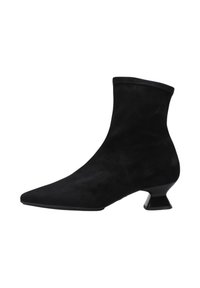 Bottine en suède noir avec un bout pointu et un talon bloc unique. Texture lisse avec un design supérieur sans couture.