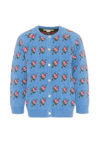 Jasnoniebieski kardigan z kwiatowym wzorem różowych róż i zielonych liści, z okrągłym dekoltem i białymi guzikami z przodu.