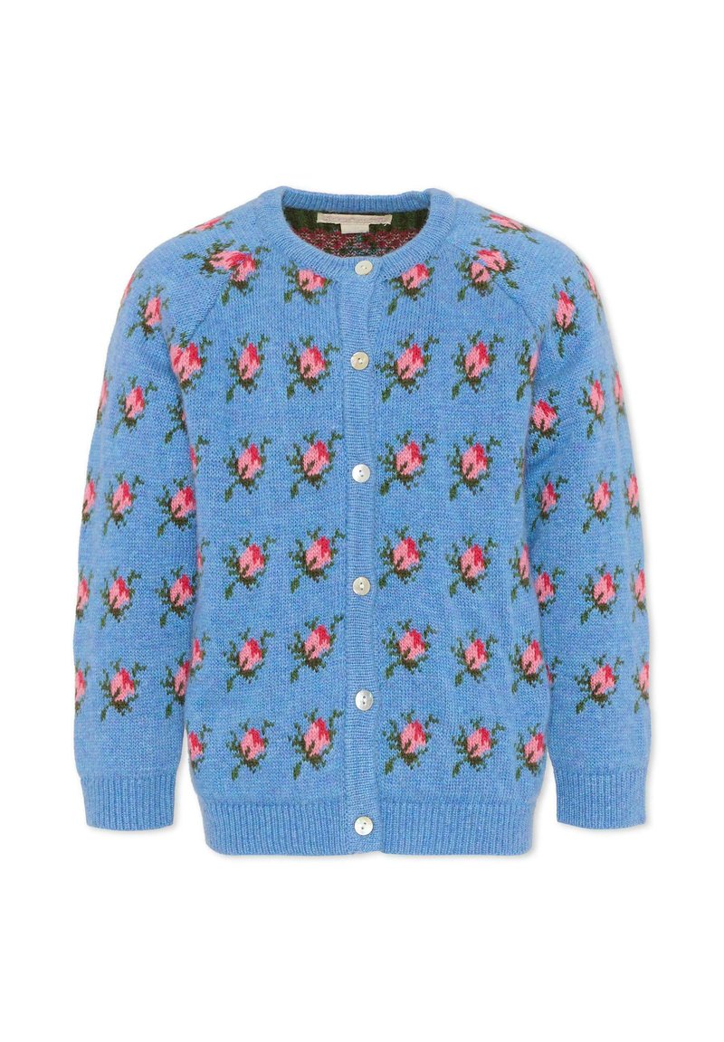 Jasnoniebieski kardigan z kwiatowym wzorem różowych róż i zielonych liści, z okrągłym dekoltem i białymi guzikami z przodu.