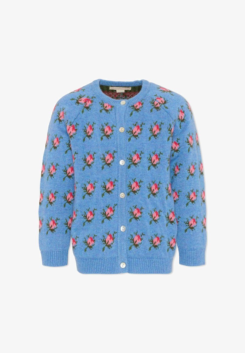 Jasnoniebieski kardigan z kwiatowym wzorem różowych róż i zielonych liści, z okrągłym dekoltem i białymi guzikami z przodu.