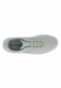 Helle graue Sneaker mit perforierten Details, runder Zehenpartie und flauer weißer Sohle. Verfügt über graue Schnürsenkel und Lotto-Branding auf der Zunge.