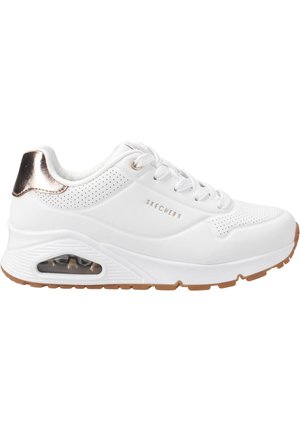 Hvid Skechers sneaker med metallisk rosaguld hæl accent, perforerede detaljer, snørelukning foran og synlig luftpolstring i tyk sål.