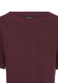 Maglione bordeaux a maglia con texture a coste, scollo rotondo e maniche corte. L'etichetta recita "CALLIOPE." Design semplice e minimalista.