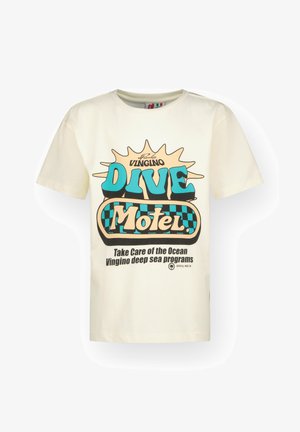 Jasnoniebieska kurtka dżinsowa z dwoma kieszeniami na piersi, noszona na białej koszulce z grafiką, w zestawie z beżowymi szortami cargo i białymi tenisówkami.