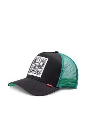 Gorra trucker de malla negra y verde con visera curvada y un parche blanco que muestra un diseño de cafetería y texto "DJINNS" en la parte frontal.