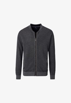 Dunkelgrauer gestrickter Zip-up-Cardigan mit langen Ärmeln, gerippten Bündchen und zwei Fronttaschen, auf weißem Hintergrund gezeigt.