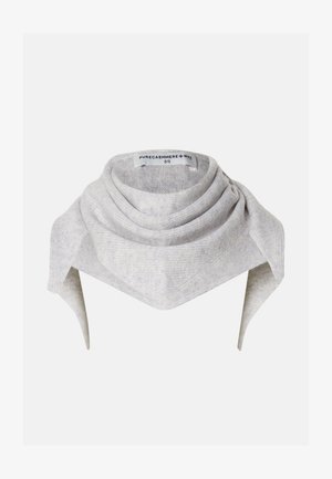 Jasnoszara szalik z kaszmiru w kształcie trójkąta, z miękką teksturą i warstwowym designem. Widoczna metka z napisem "PURECASHMERE + NYC."