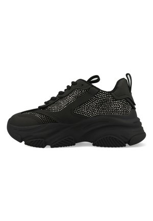 Zwarte sneakers met een textuurgaas paneel, voorzien van een dikke rubberen zool, ronde neus en veters. Kleine trekband aan de achterkant.