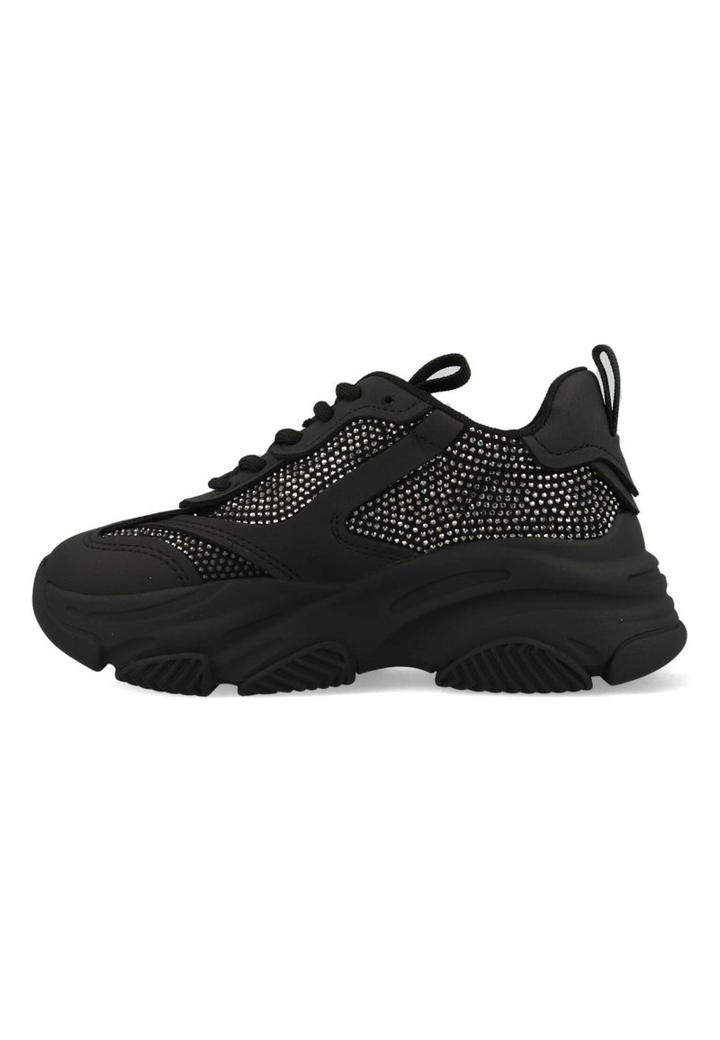 Des baskets noires avec un panneau en mesh texturé, dotées d'une semelle en caoutchouc épaisse, d'un bout rond et de lacets. Petite languette à l'arrière.